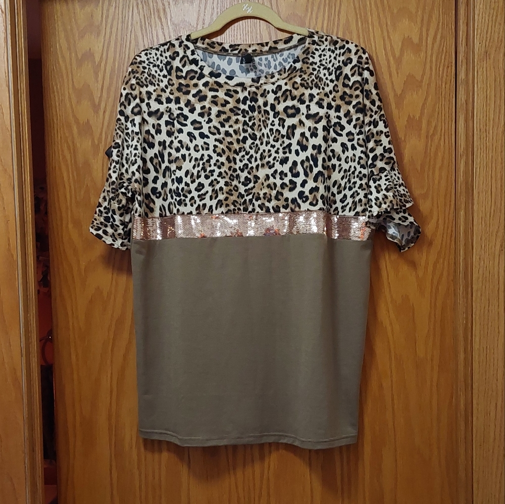 Women's St Jubileens Leopard Print Short Sleeve Top Size Large